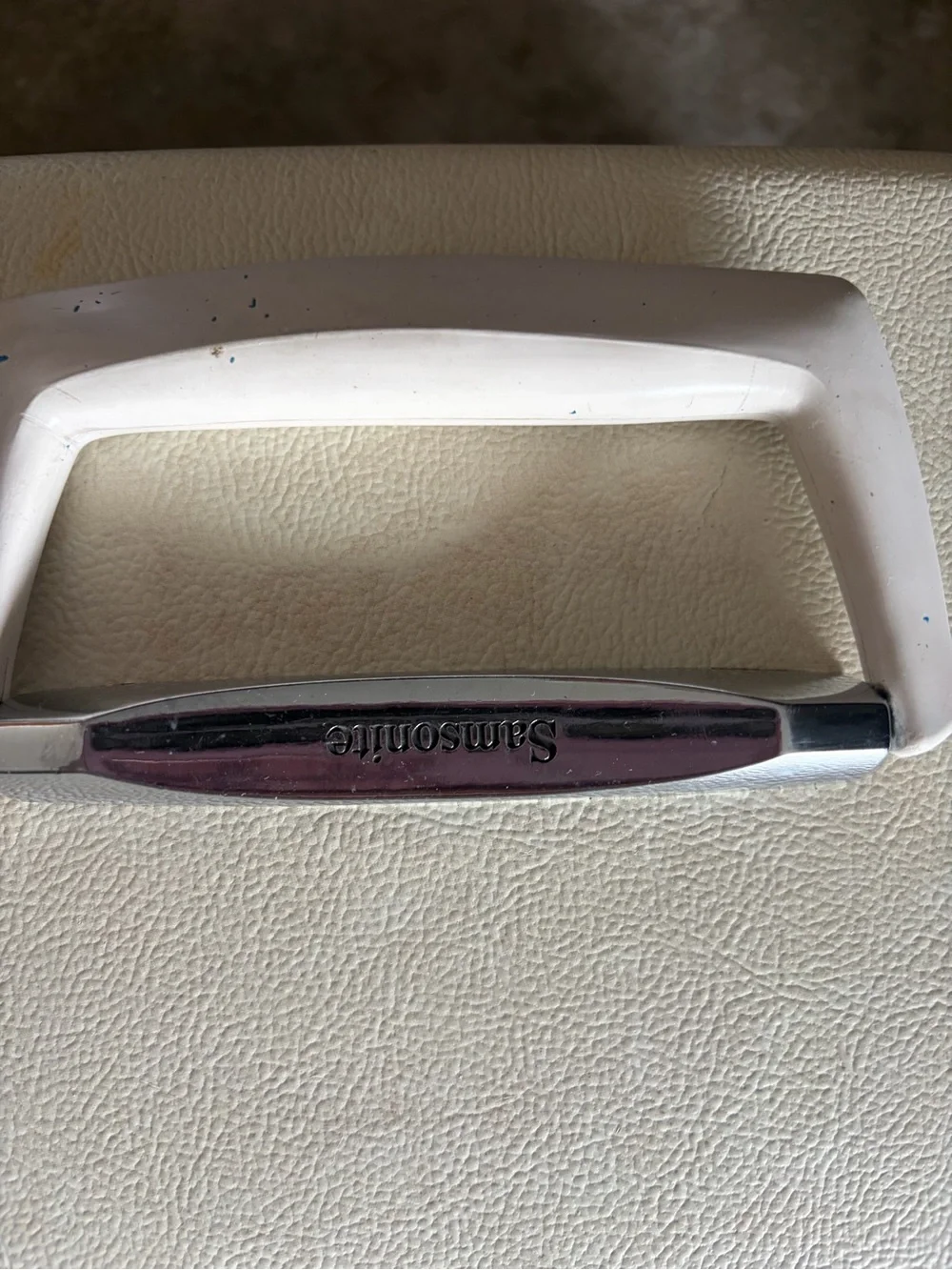 Vintage Samsonite White and Silver Vintage Makeup Train Case in great condition